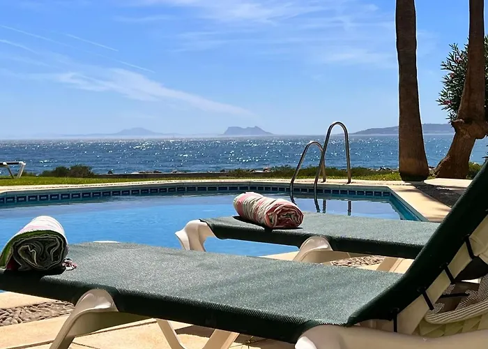 Front Line Beach Apartment, Close To Everything..